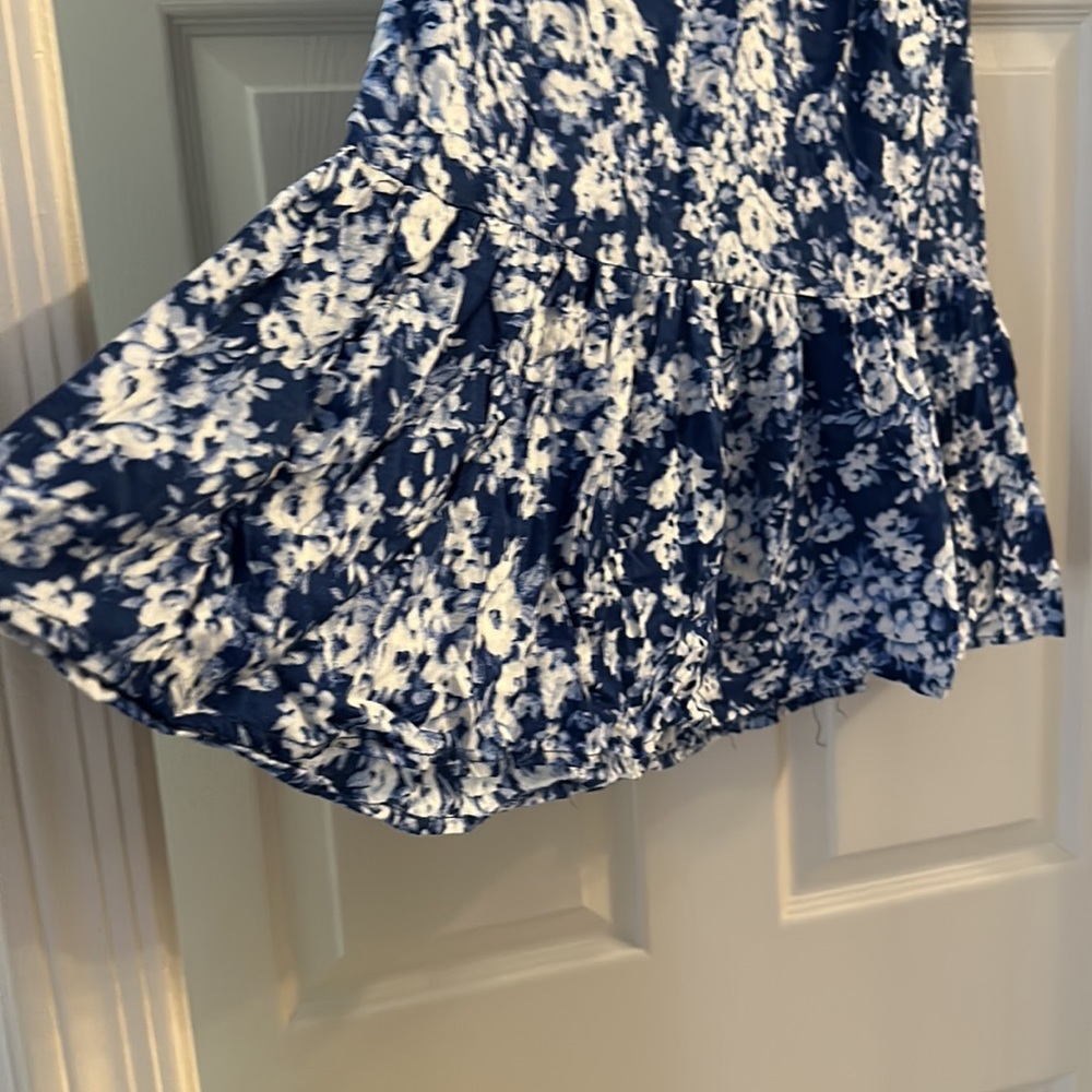 Blue/white flowy floral sleeveless blouse - Picture 3 of 3